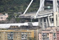 Genova il crollo del ponte e la notte infinita tra le macerie