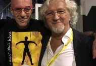 Una volta suonavo nei New Trolls. A Casa Sanremo Vittorio De Scalzi con Massimo Cotto e Marco Rettani Una volta suonavo nei New Trolls. A Casa Sanremo Vittorio De Scalzi con Massimo Cotto e Marco Rettani