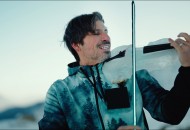 Ice Vibes. Il brano pop dance dell'artista inno alla natura con l'incredibile violino di ghiaccio Ice Vibes. Il brano pop dance dell'artista inno alla natura con l'incredibile violino di ghiaccio