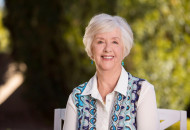 Un mistero sepolto dalla guerra. Una verità pronta a rifiorire: arriva in Italia il giallo storico “Il segreto oscuro delle rose” di Rhys Bowen Un mistero sepolto dalla guerra. Una verità pronta a rifiorire: arriva in Italia il giallo storico “Il segreto oscuro delle rose” di Rhys Bowen