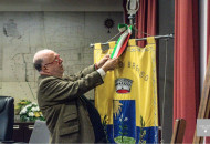 Edoardo Raspelli lettera aperta a tutti i sindaci d'Italia: Il tricolore è sbagliato, voi lo indossate al contrario